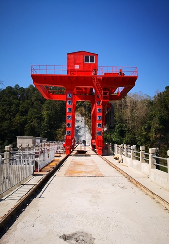 腾冲县大平田水电站大坝马博在线手机版（大中国区）坝顶.jpg
